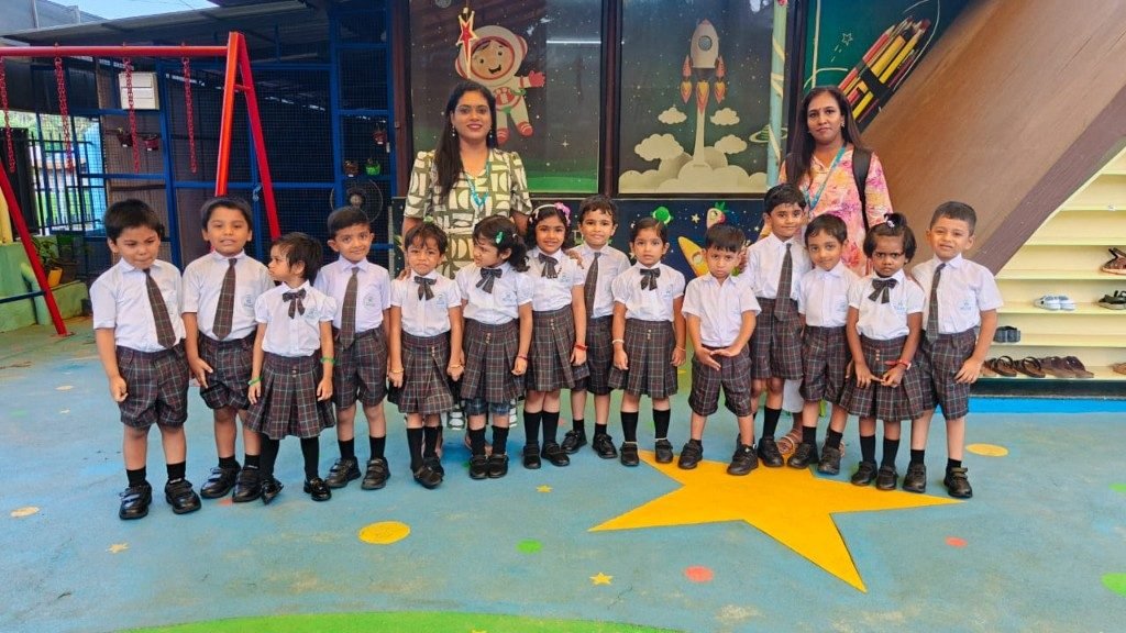 LKG class with teachers outdoors at La Escuela Galaxia campus