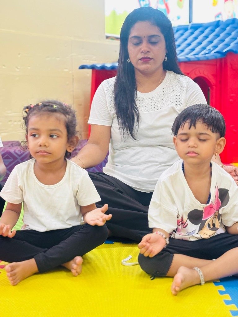 Teacher guiding toddlers in mindfulness at La Escuela Galaxia